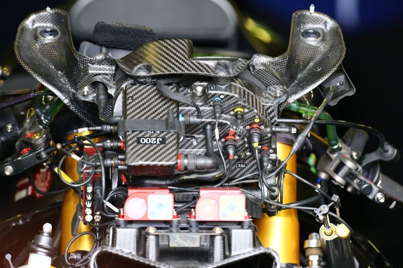 動輒200匹馬力的頂級跑車，已經不能沒有電控的輔助了