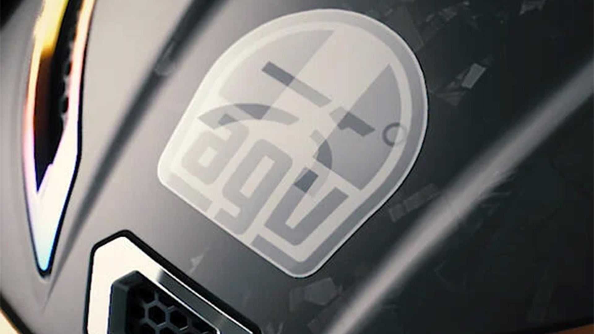 額頭上的AGV LOGO採用變色塗裝，不同角度下會顯現AGV和75週年圖樣