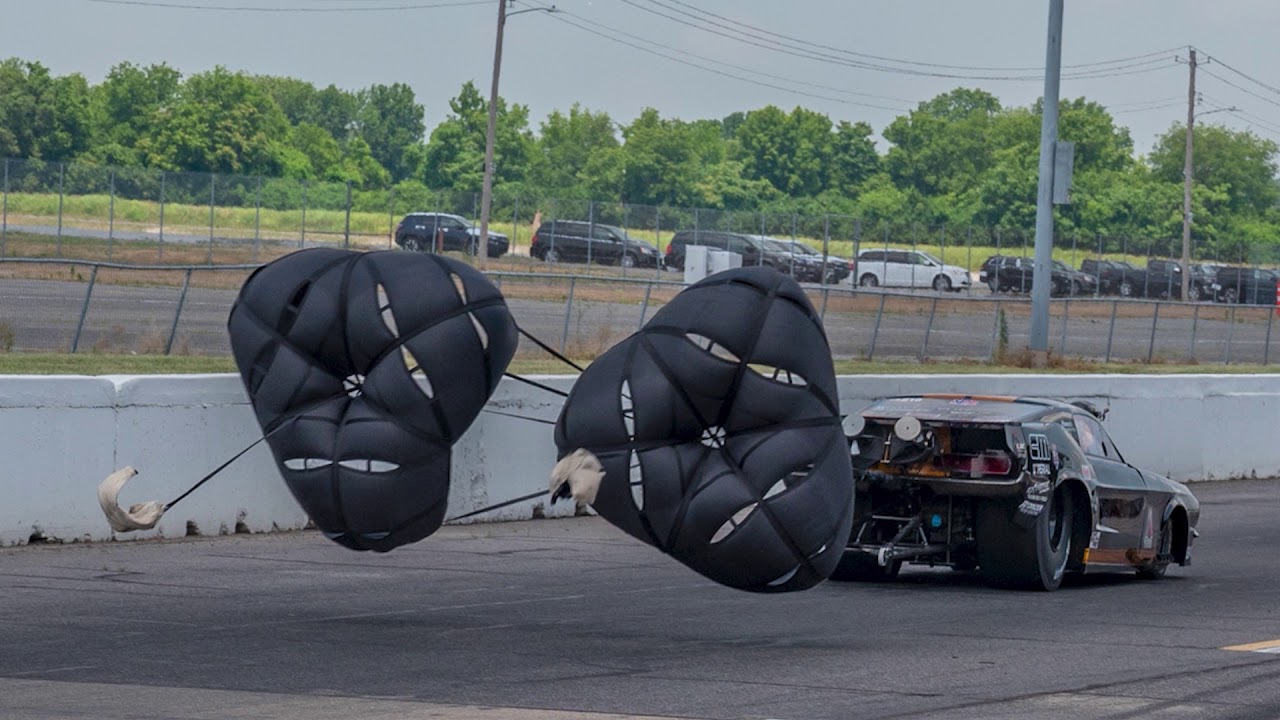 在直線加速賽可以看到車輛透過減速傘迅速降低速度