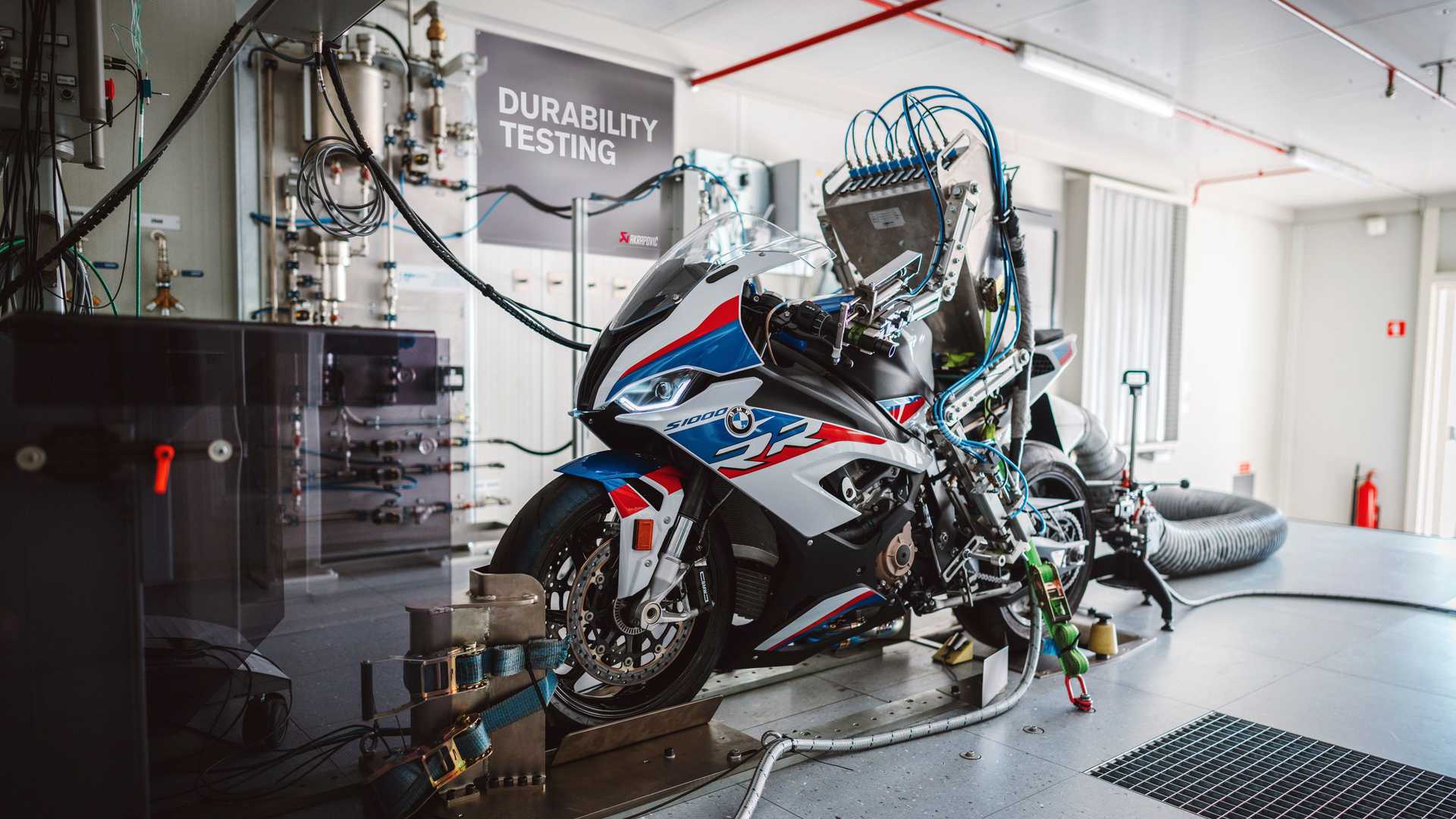 Akrapovič 機器人Dyno 完整測試排氣管各方面性能