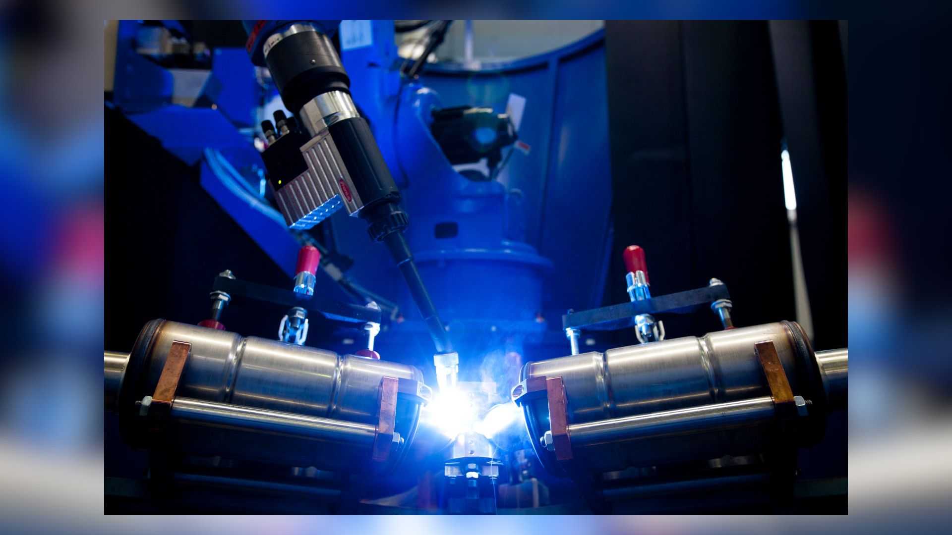 機器的焊接也許沒有部份傳統職人手工焊接漂亮的紋路，但絕對可以確保耐用與精準度