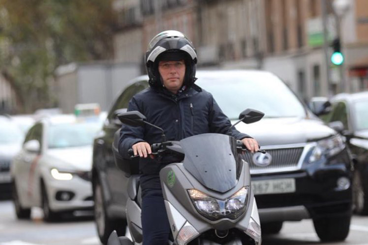 José Luis Martínez-Almeida是一位會騎車通勤的市長，因此他推動的機車專用道或許是真的對機車族群友好的政策