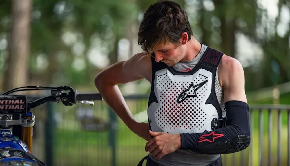 只需要扣上就會自動啟動,解開扣子則會自動關機,使用上非常直觀便利!