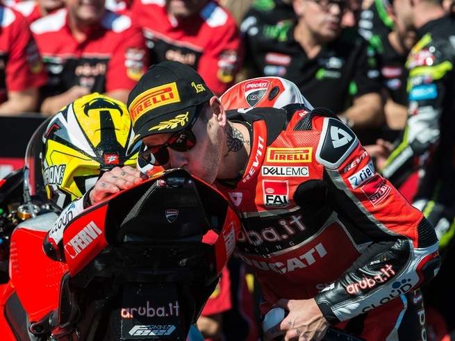 Álvaro Bautista在賽後採訪時也提到,DUCATI V4R騎起來就跟他先前在MotoGP騎乘的廠車沒有太大的差異