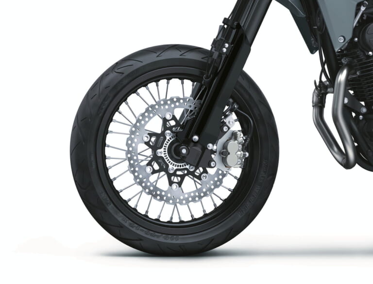 SM版前懸吊為倒立式前叉,碟盤為300mm