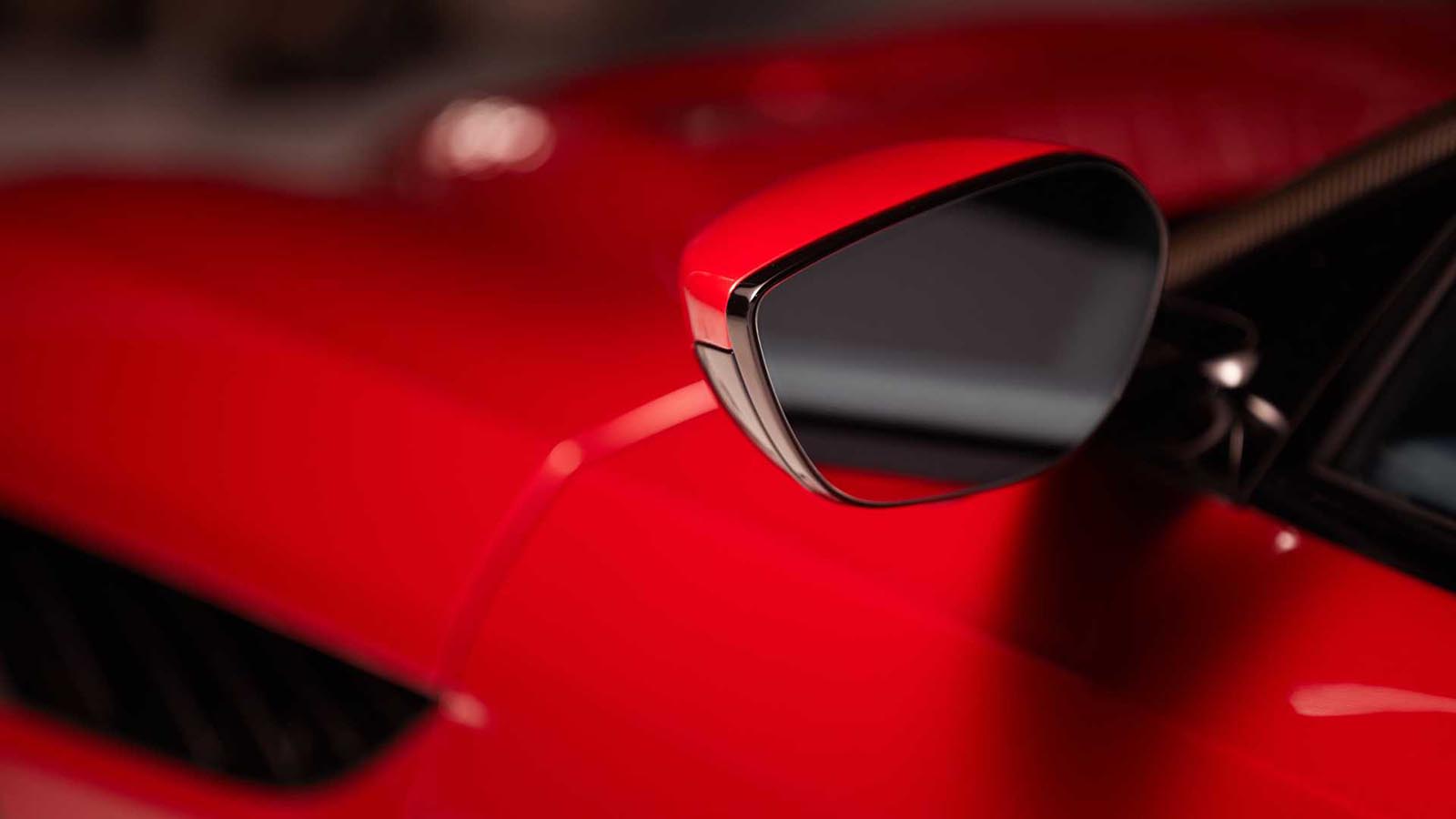 Aston Martin選擇保有原有後照鏡的前提下，加入鏡頭提升安全性