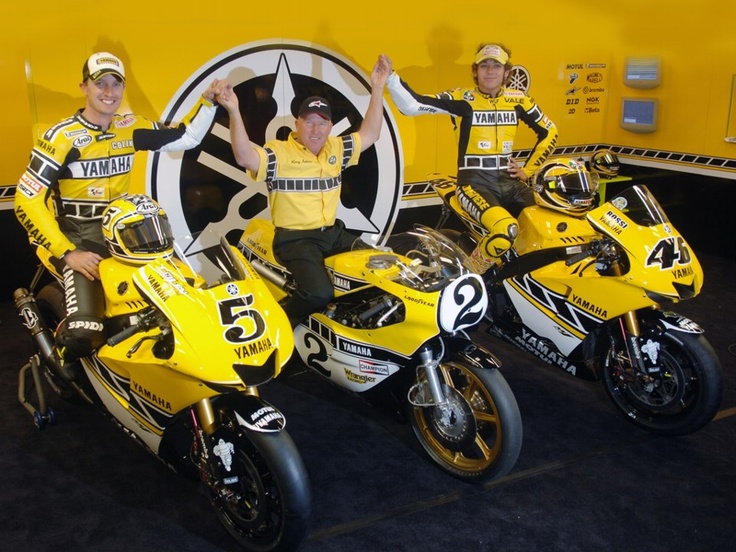 Kenny Roberts (中) 當時奪冠的塗裝也成為賽車史上的著名標誌，YAMAHA 曾在2005年美國GP 站使用這個歷史塗裝，連同Rossi 與Edwards 的皮衣都一同更換