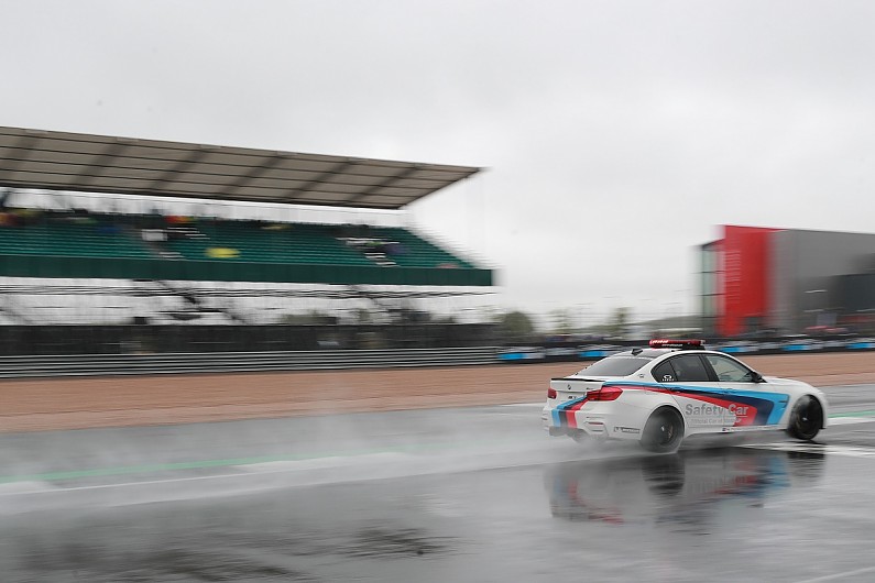 那一夜,我們守在電視機看安全車的日子