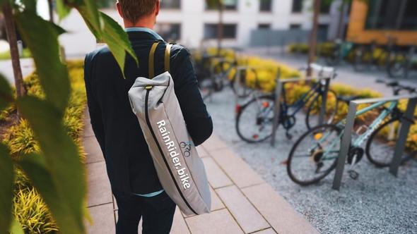 抵達目的地之後,可以選擇把整組拆下來或折疊起來當做遮罩使用