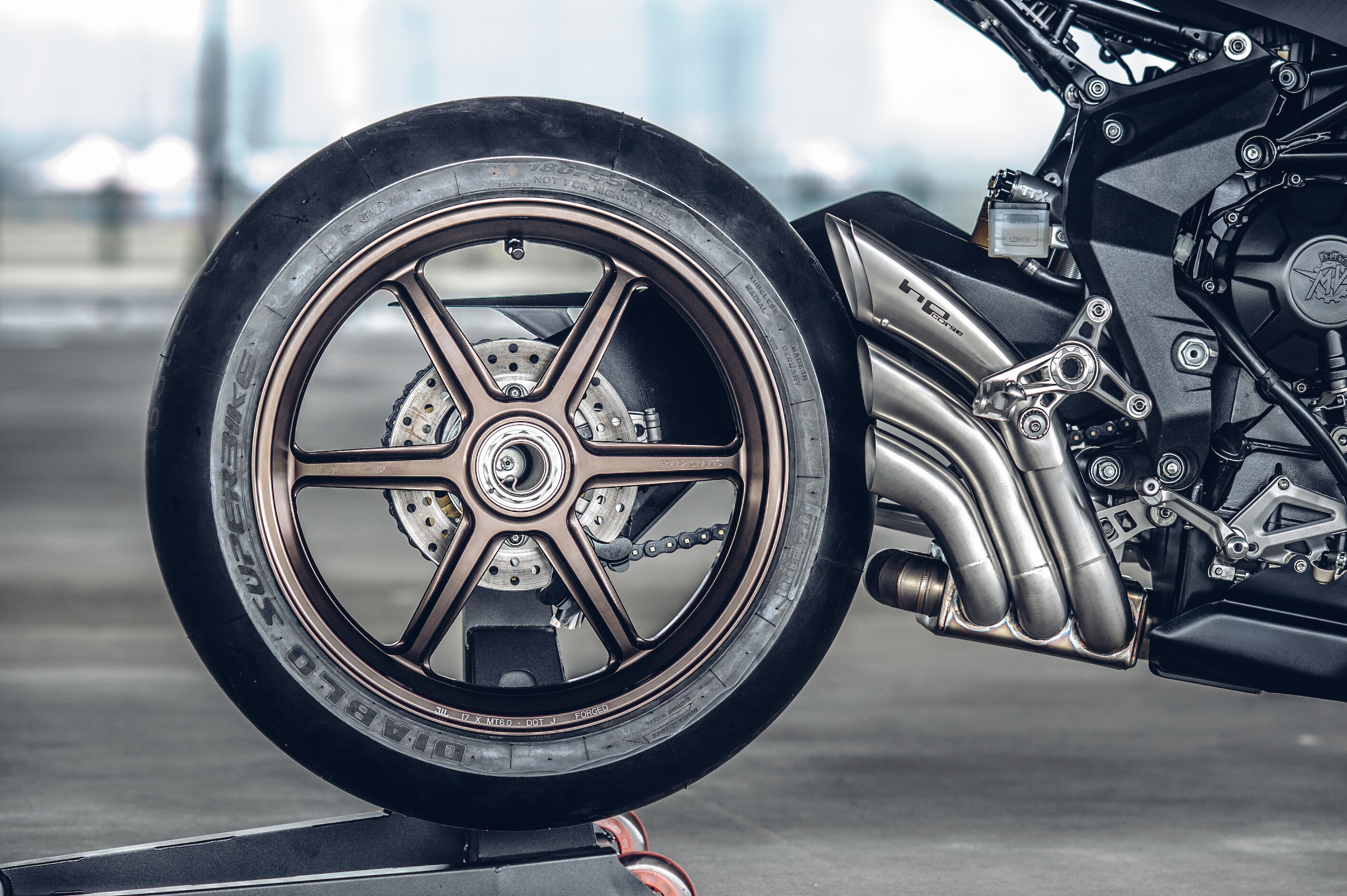 由Pirelli贊助的Diablo Superbike高性能光頭胎