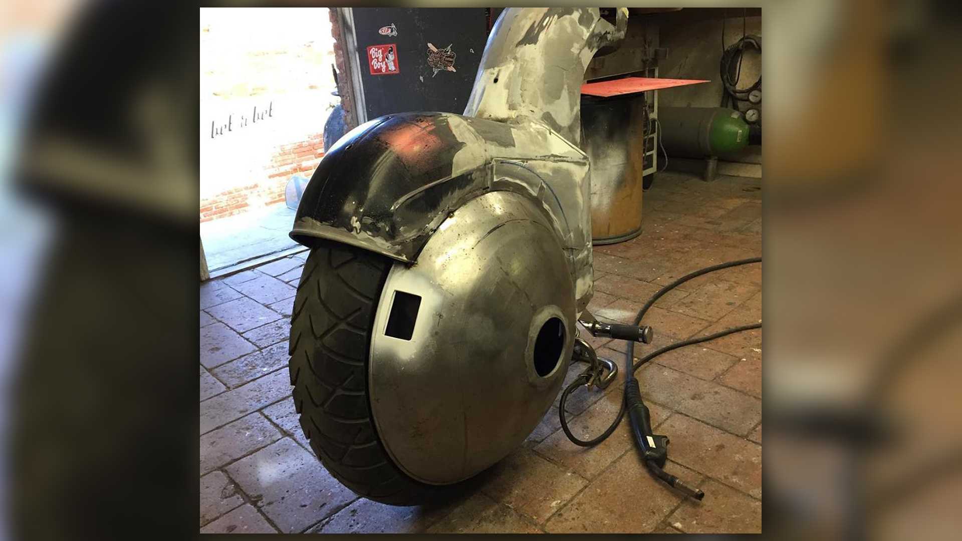 Bel & Bel採用鋁板打造車身,再以補土以及玻璃纖維打造細節樣貌