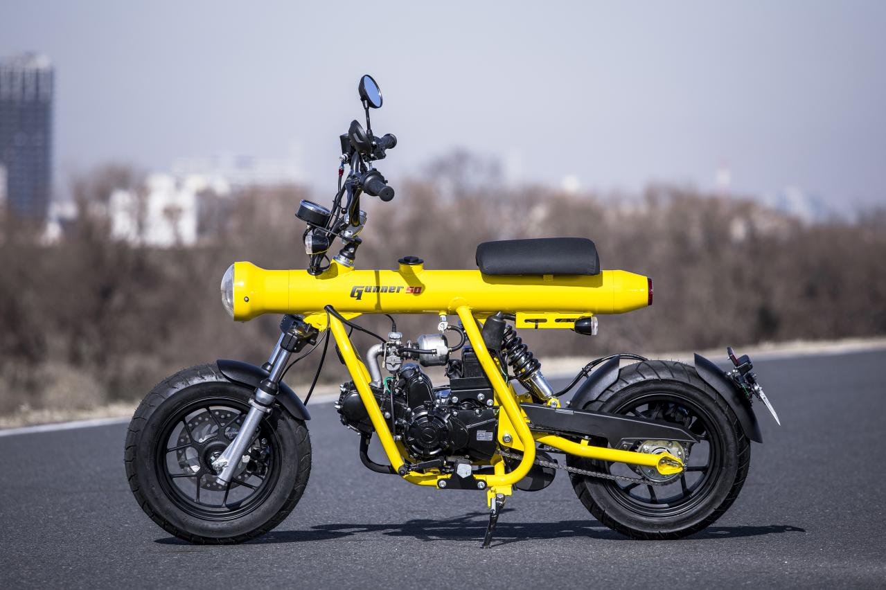 雙搖籃車架內包覆著神似HONDA Cub的臥式49c.c.引擎