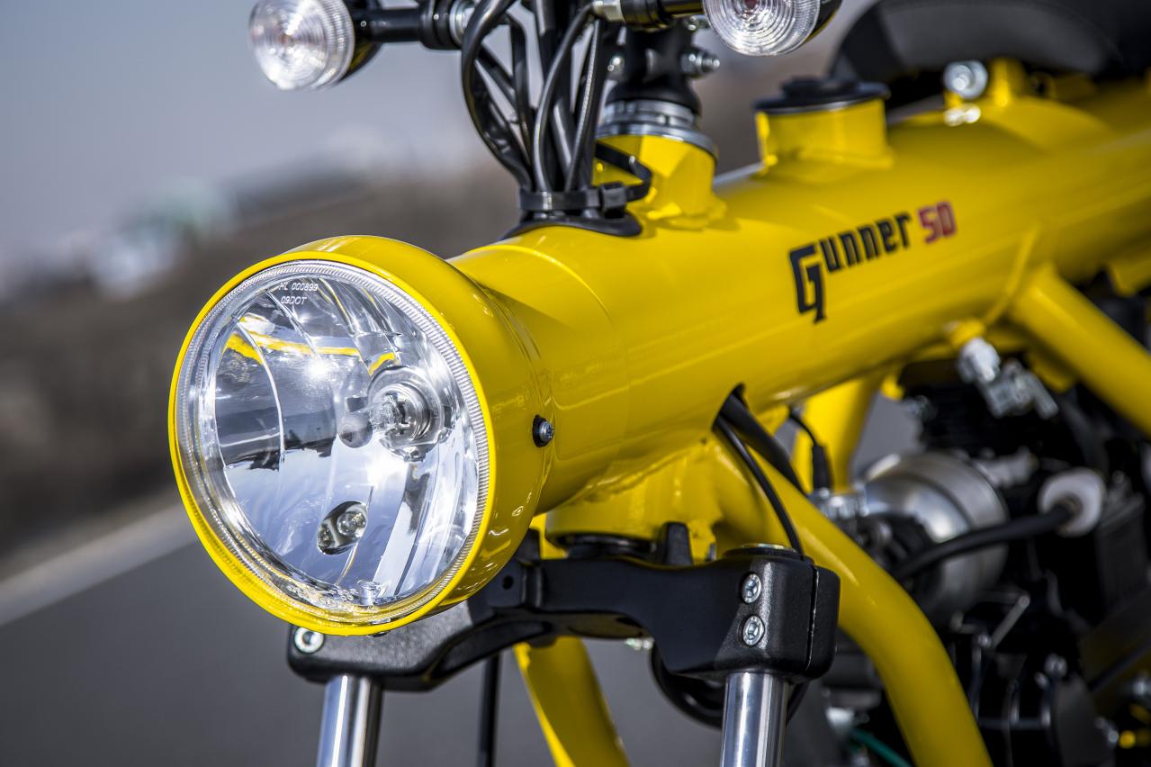 直接連在車體上的大燈就像是一隻手電筒一樣