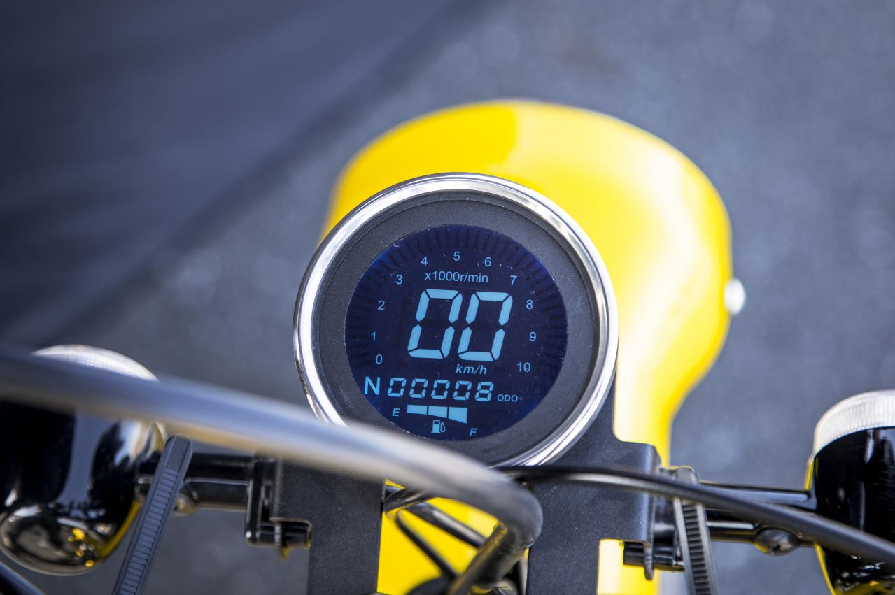 單色液晶圓錶的行車資訊齊全,陽光下辨識度也相當不錯