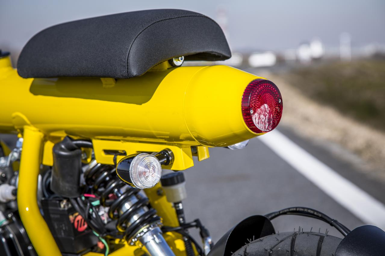 收束的的尾燈看起來像是火箭推進器一樣