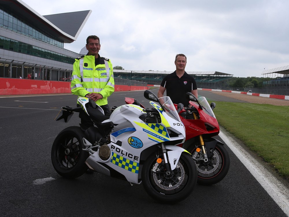 BikeSafe負責人Nick Adderley與英國Ducati經理Tim Maccabee合影