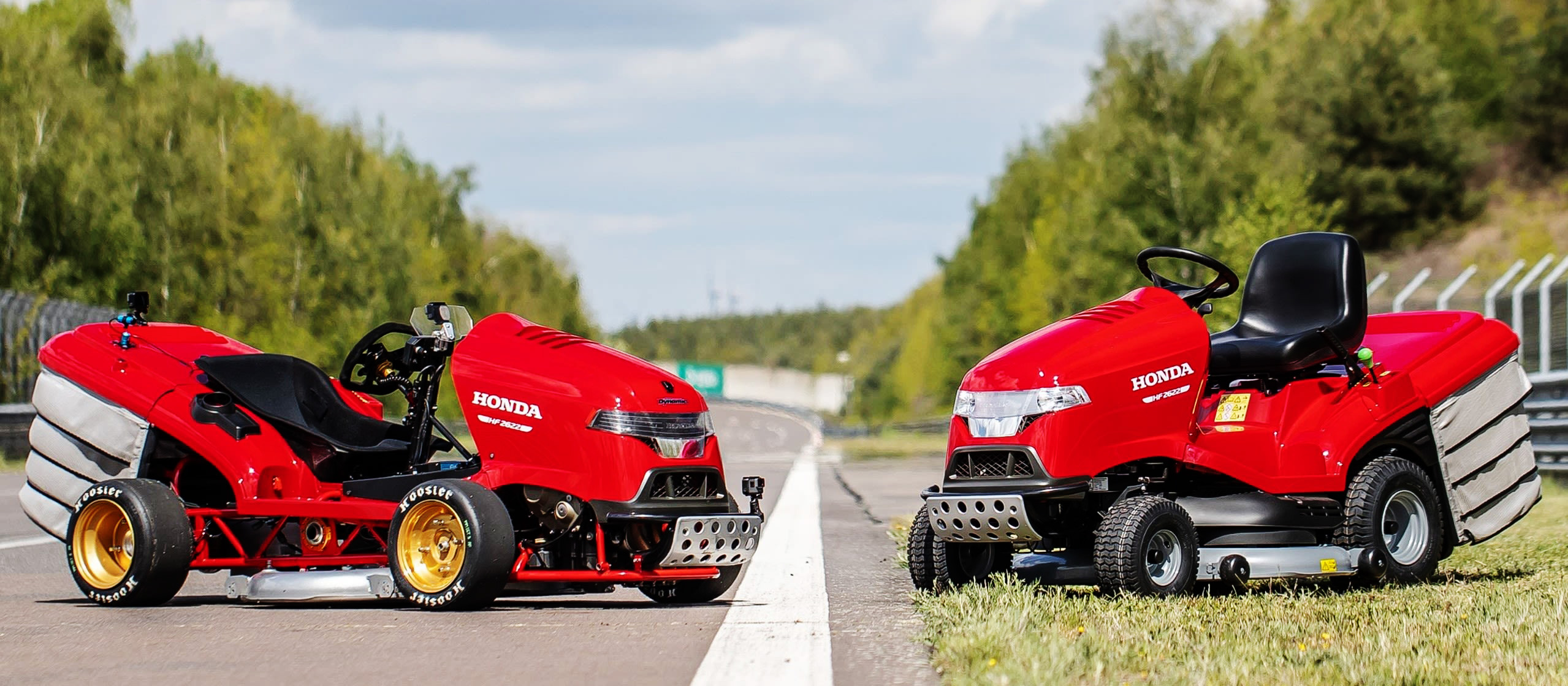 左邊為改良過後的Mean Mower V2,右邊則是原廠的Honda HF 2622