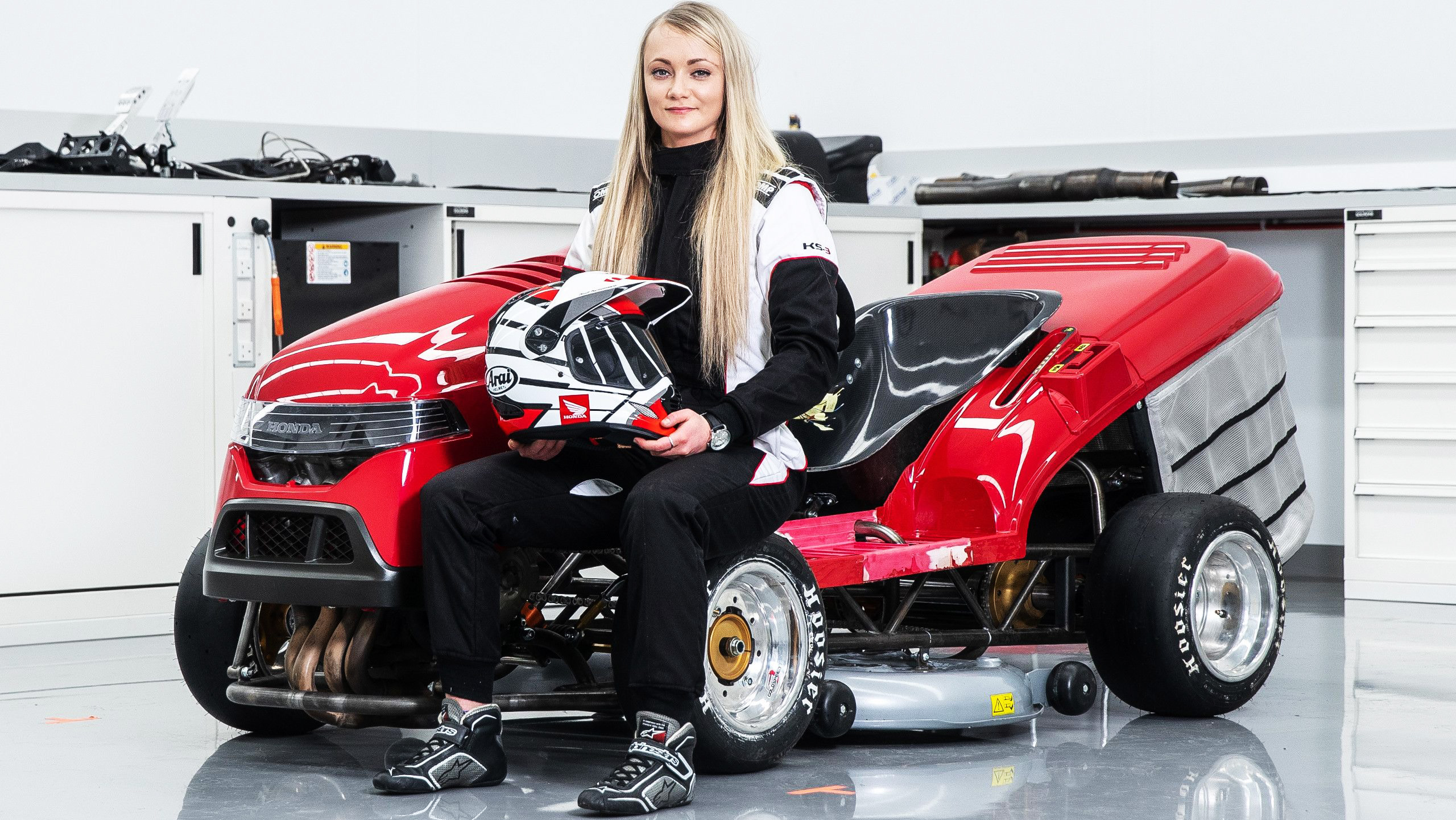 圖中的女性即為本次締造紀錄的車手Jess Hawkins