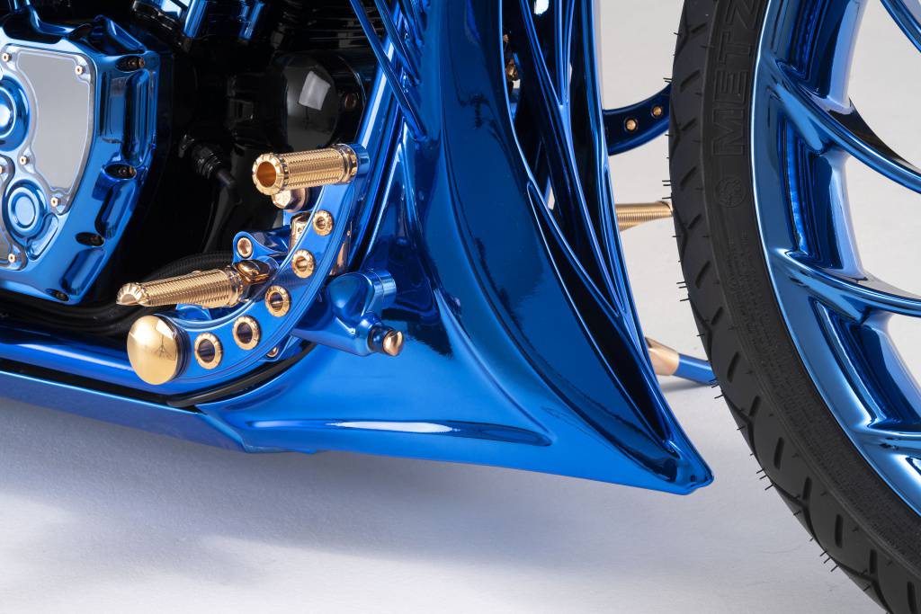 腳踏桿上也同樣經過鍍金處理