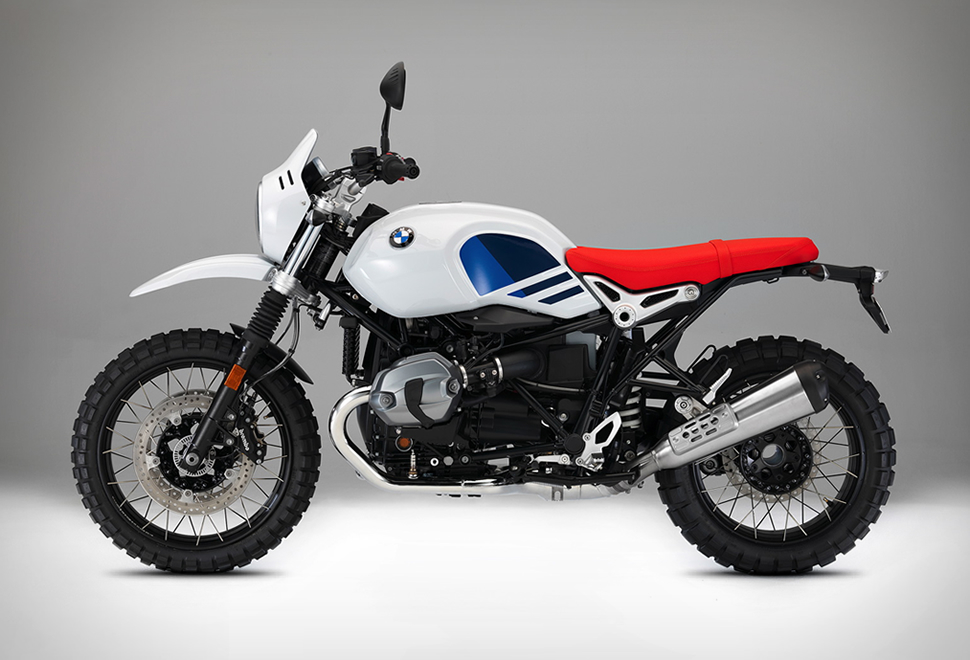 Classic GS (上) 幾乎是讓人一眼就想到R ninet Urban GS(下),標誌的油箱配色和紅色椅墊,加上上翹的消音器,比R ninet Scrambler更有型啊