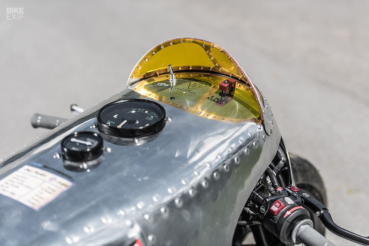 這塊來自於當年Spitfire戰機的風鏡,可是Dani遠赴英國從生產零件的公司倉庫內,挖掘出來的寶物,甚至還保留了當年的盒裝!