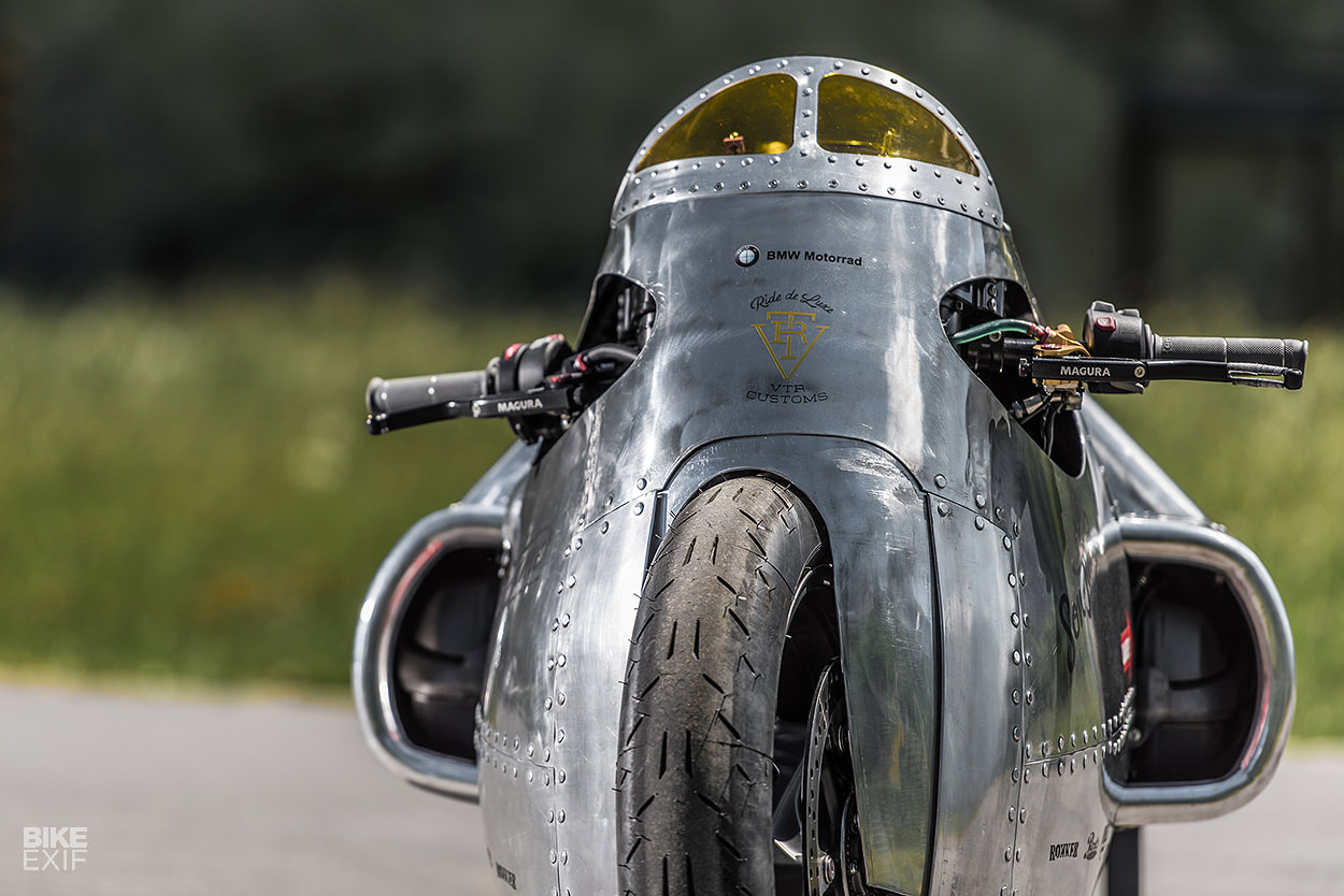 正面的線條設計,搭配上小小的風鏡,充滿著二戰時期戰機的時代感,配上誇張大的集風罩,光看就讓人熱血不已!