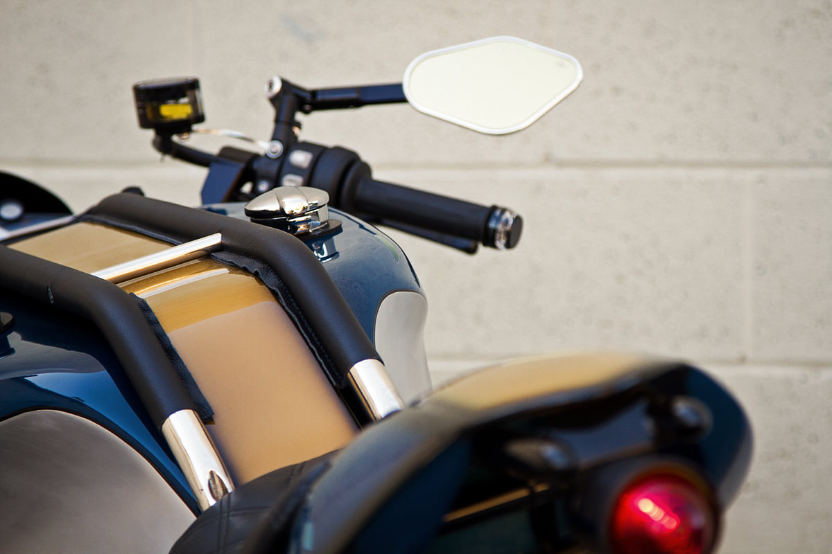 油箱上特別的一對板式鋼筋