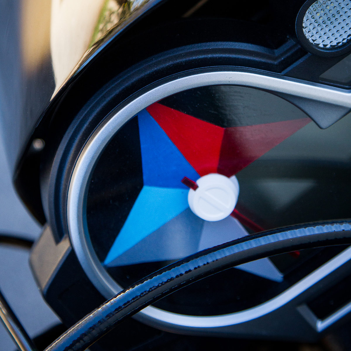 儀表板也重新設計，採用非常前衛的幾何色塊。