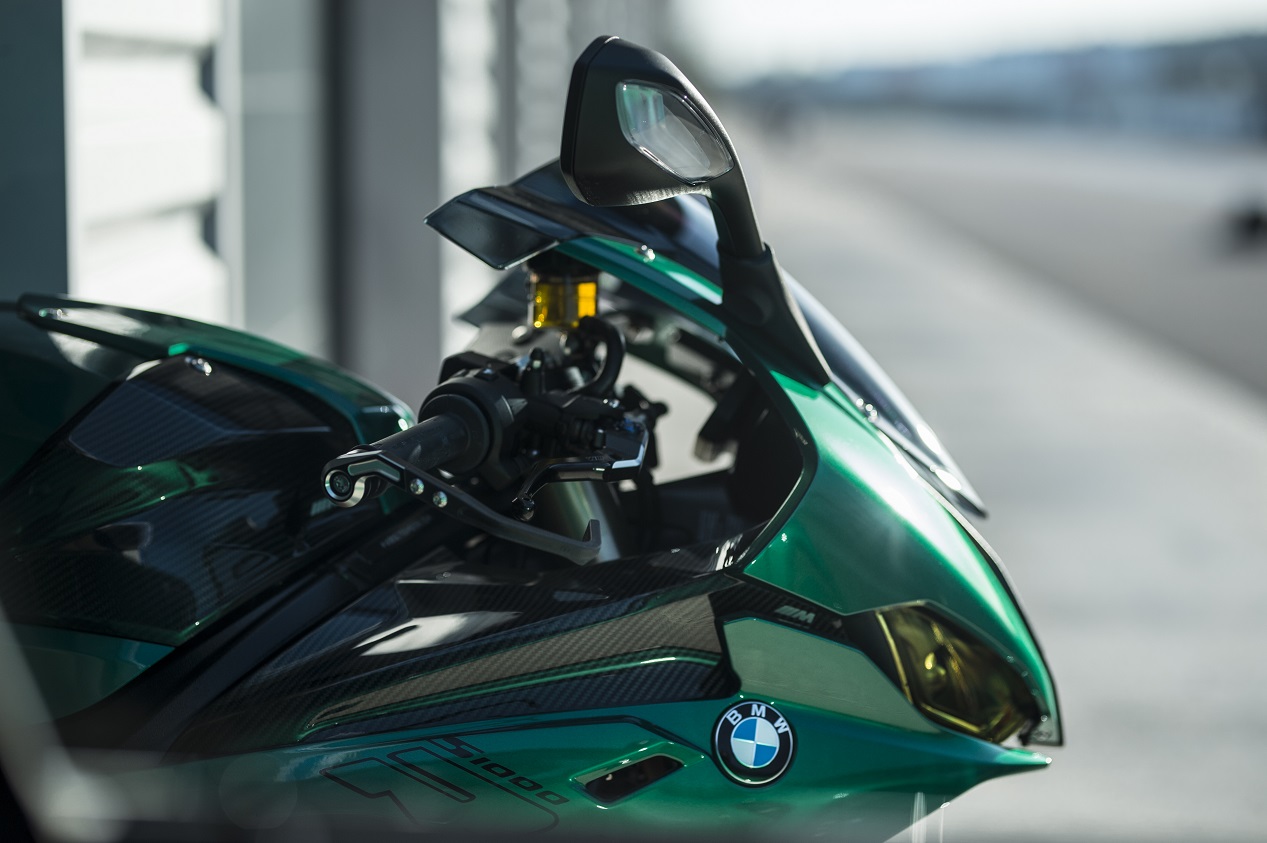 為了呼應Ｍ３的墨綠色烤漆塗裝，ＢＭＷ特意將大燈燈罩換為淡黃色