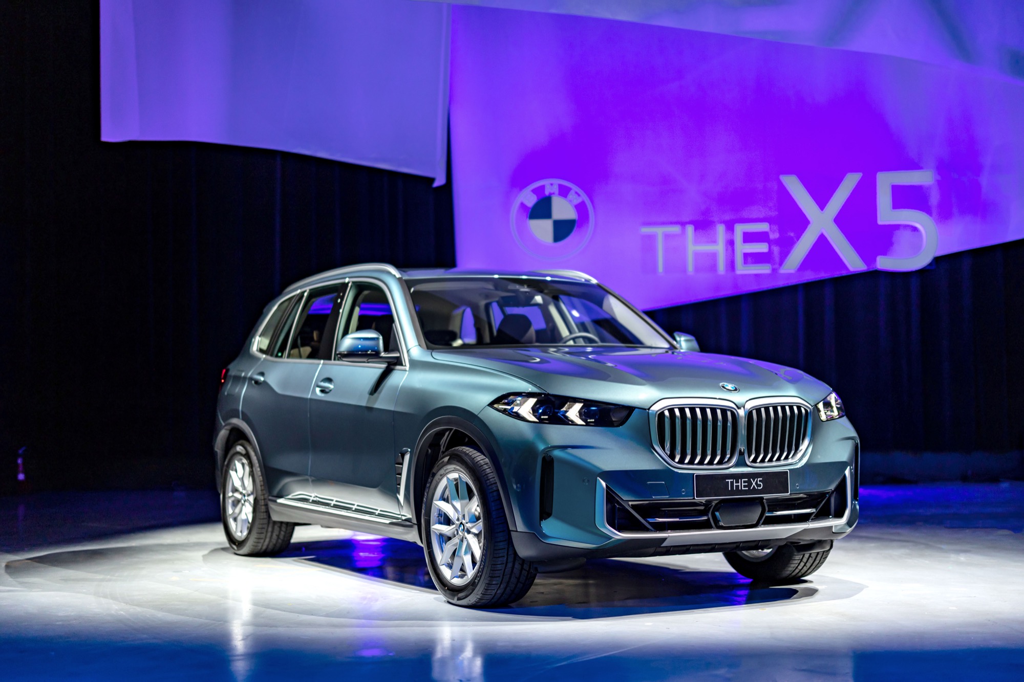 如今透過先進的科技,無人車與全自動駕駛車已經實現,而車廠間的關係也從角力轉為合作