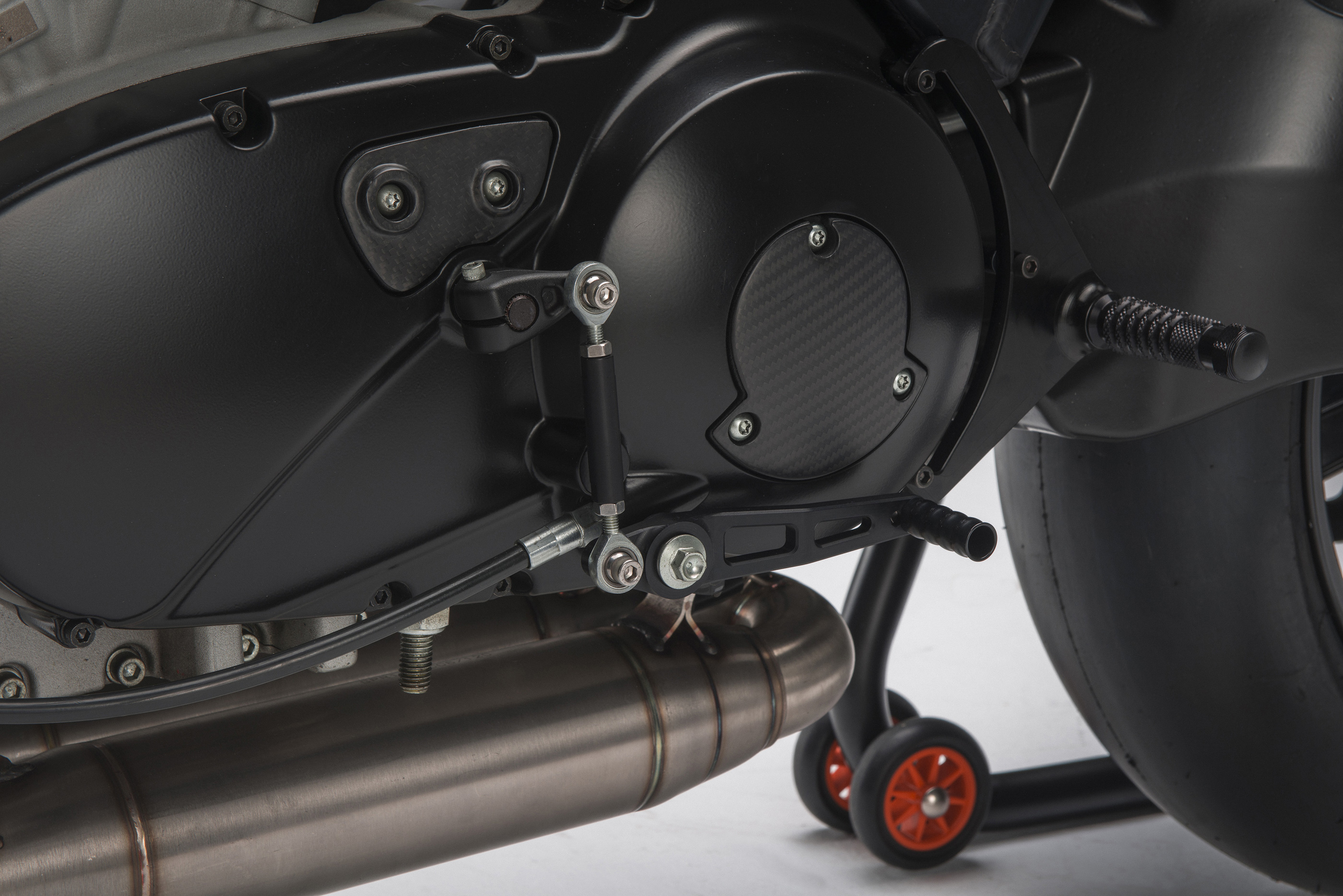 由於車架為單體式,腳踏則安裝在變速箱外蓋上