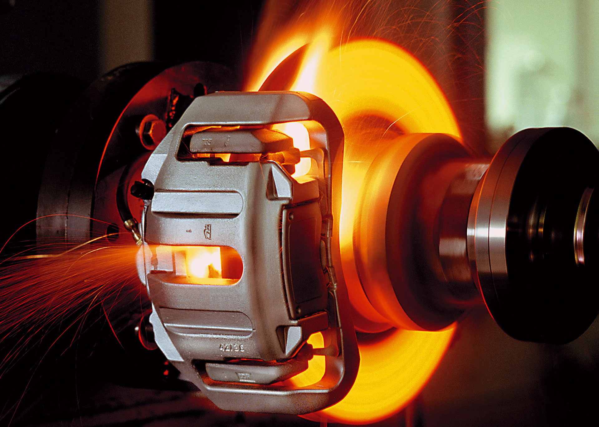 長時間煞車所產生的高溫是非常恐怖的,一旦超過承受範圍煞車便會出現遲緩,甚至完全喪失制動力等嚴重狀況