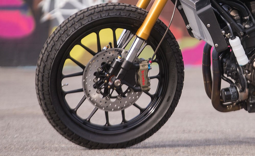 雖然只有單邊輻射對四卡鉗，但卻提供驚人的制動力。