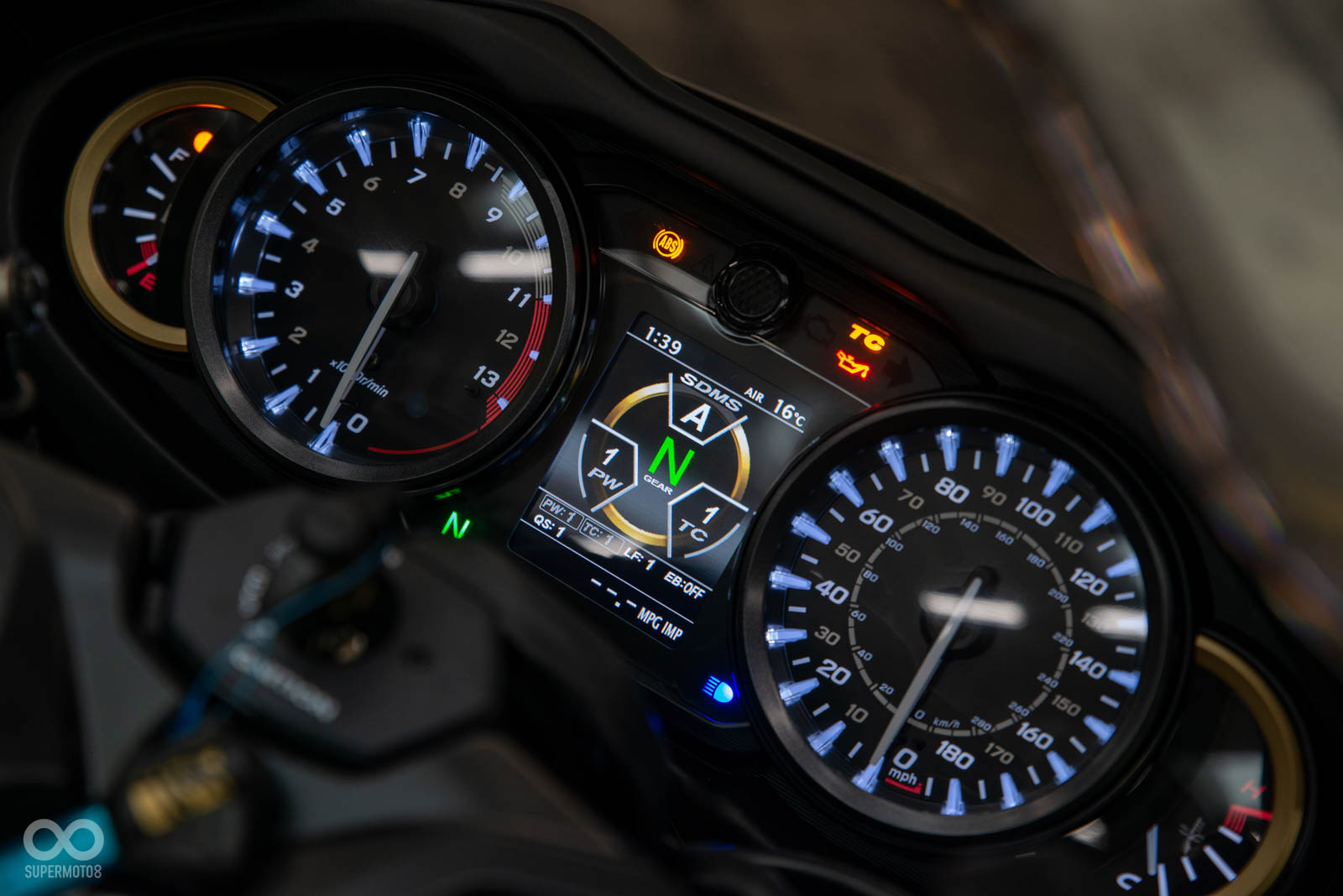 經典的雙指針錶設計，中央加入TFT液晶儀表輔助，可惜不具備藍芽連線功能