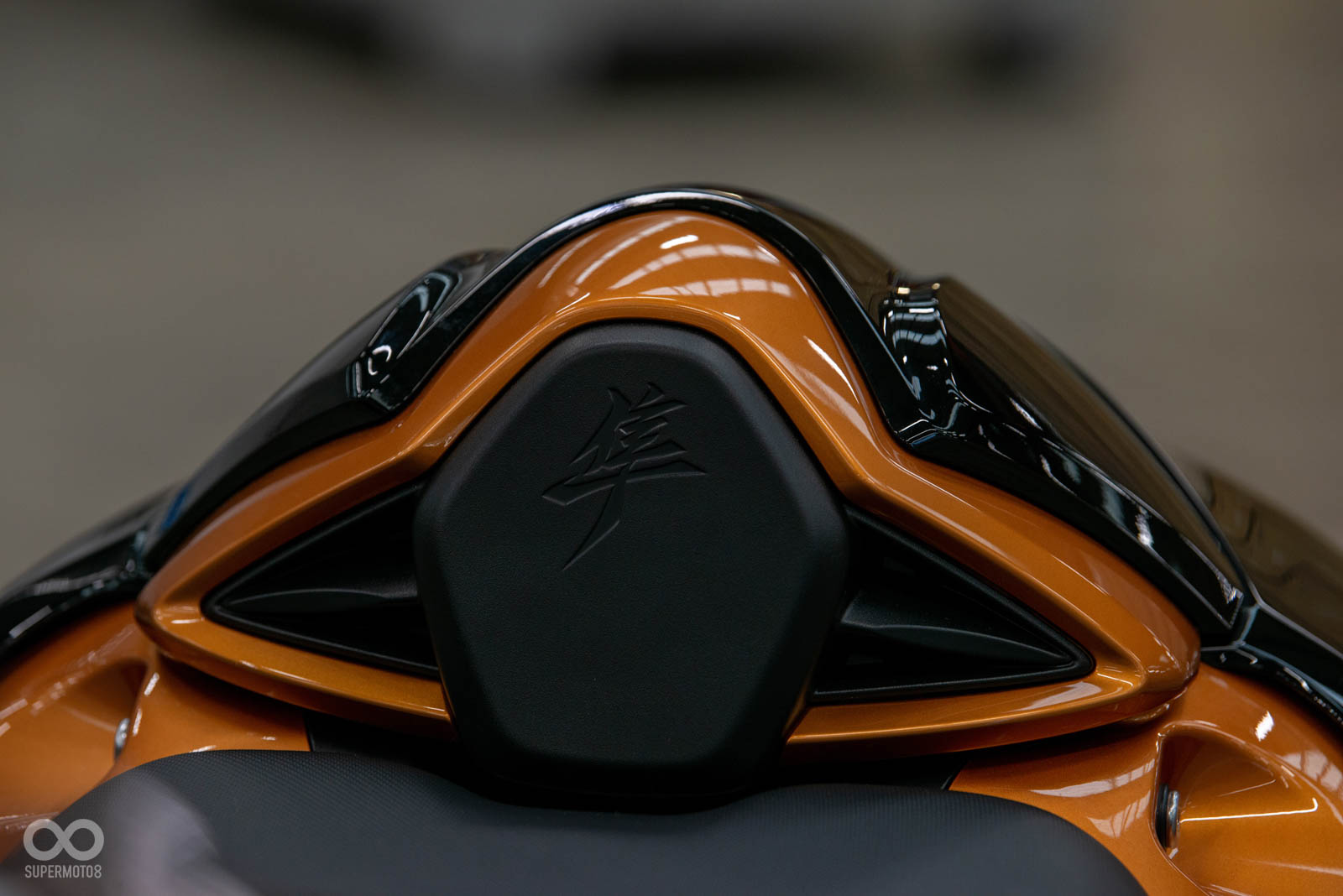 浮誇的車尾駝峰，上面同樣有隼字樣