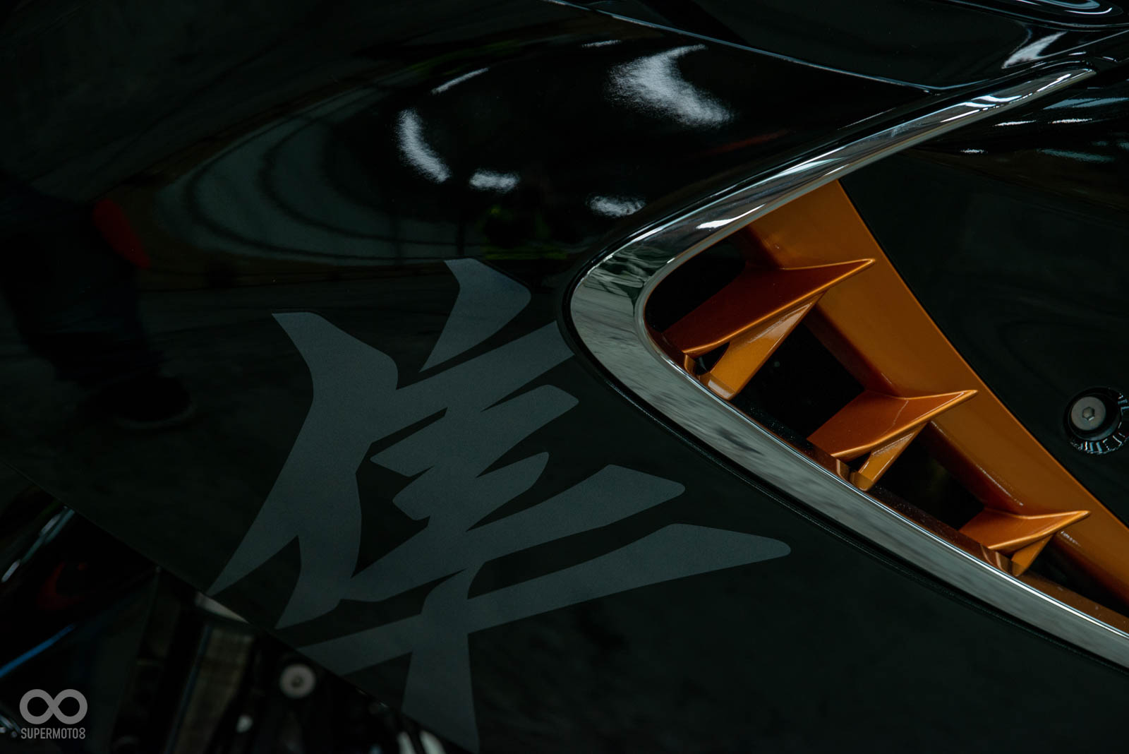 帥氣的車側整流罩，上面有著大大的隼字樣和散熱鰭片