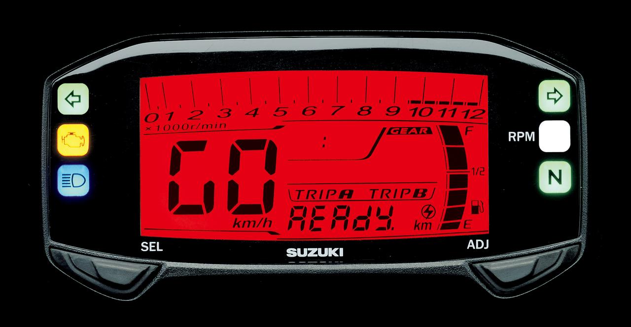 儀錶外貌與GSX 250R 的LCD 儀錶十分相似，改採白底黑字顯示，資訊種類和相對位置也雷同。開燈後的橘色底燈相當有質感。