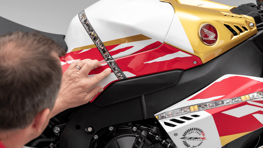 油箱和整流罩上也有John McGuinness過去參賽的精采時刻相片膠捲點綴