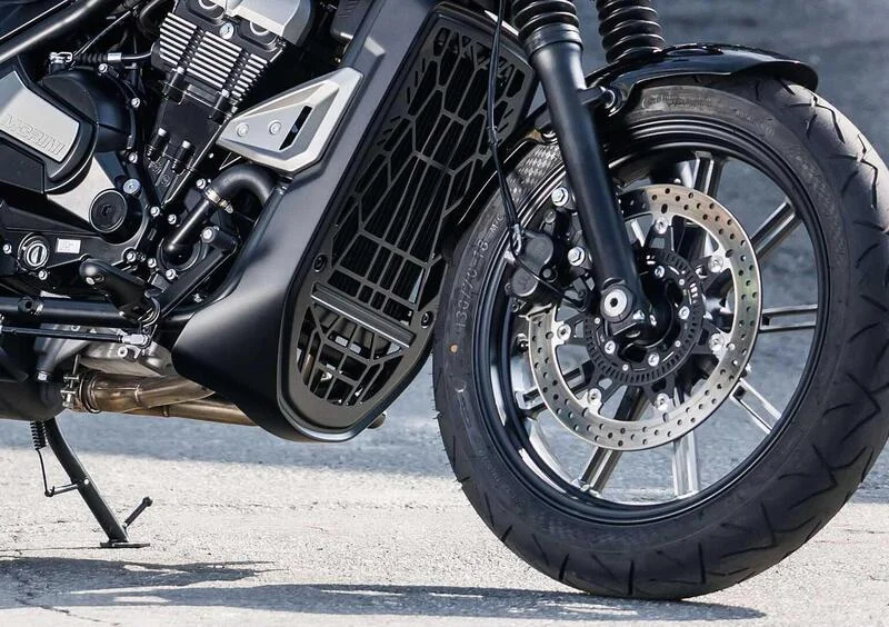 前懸吊看起來使用正立式前叉配上雙活塞卡鉗