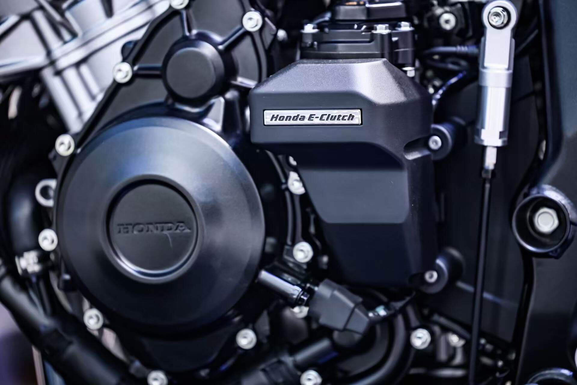 E-Clutch 裝置650安裝位置不同,安裝於車輛左側