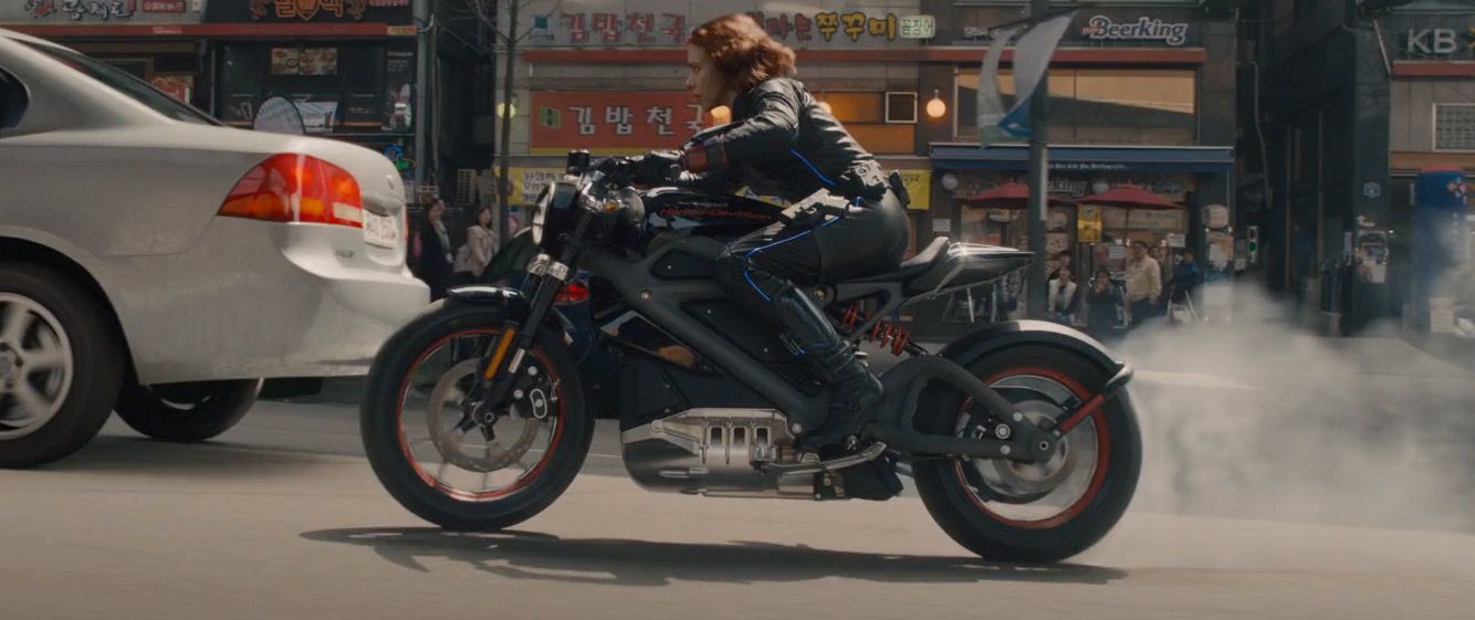 Scarlett Johansson黑寡婦與HARLEY-DAVIDSON LiveWire