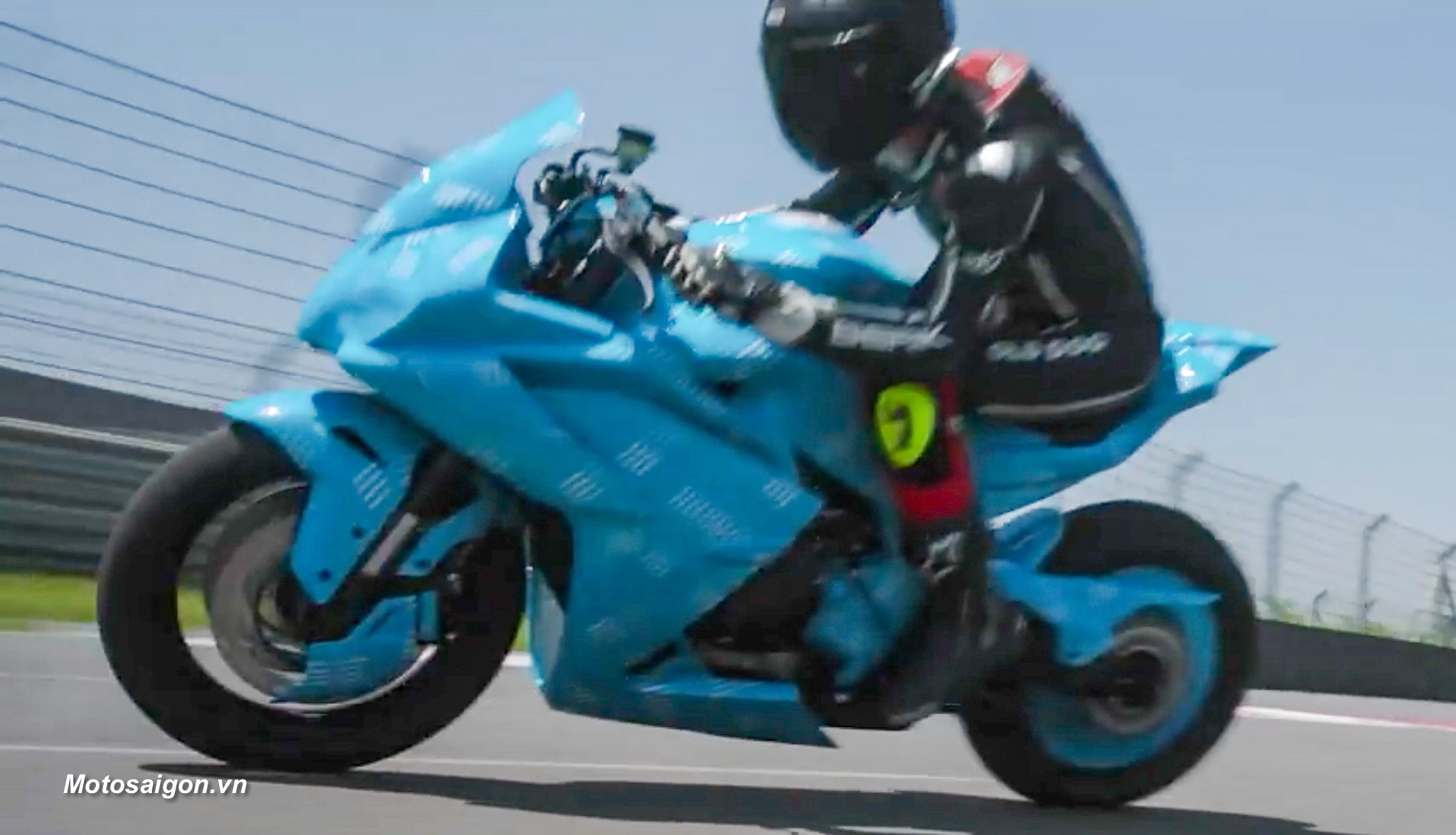 騎乘三角看起來稍微挺立一些,比較像是街跑車的設定