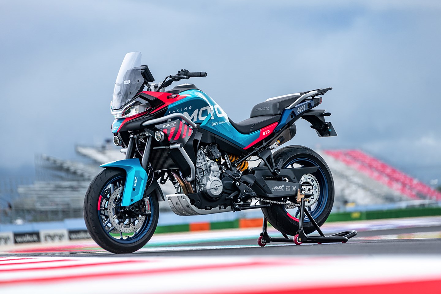 全車外觀採用CFMOTO Moto3廠隊塗裝設計