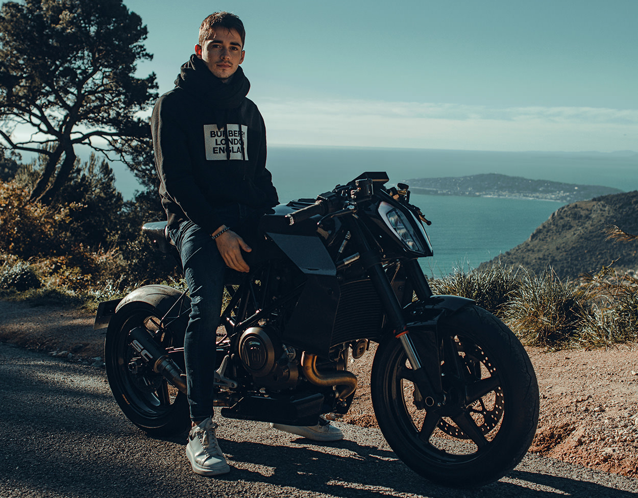 Charles Leclerc在2019年加入FERRARI F1車隊後,迅速展現出優異的實力,成功奪下兩場分站冠軍