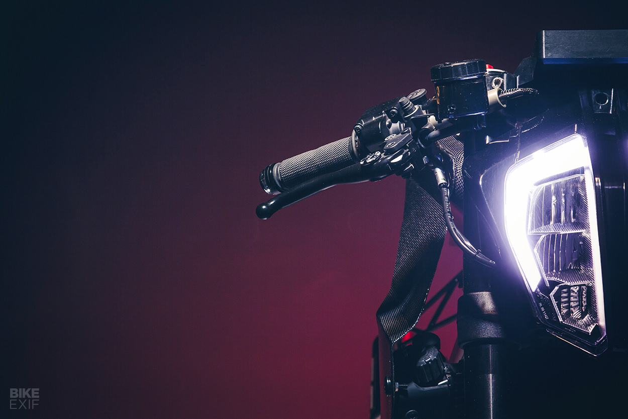 車頭大燈換上疑似KTM 790 Duke的螳螂頭風格