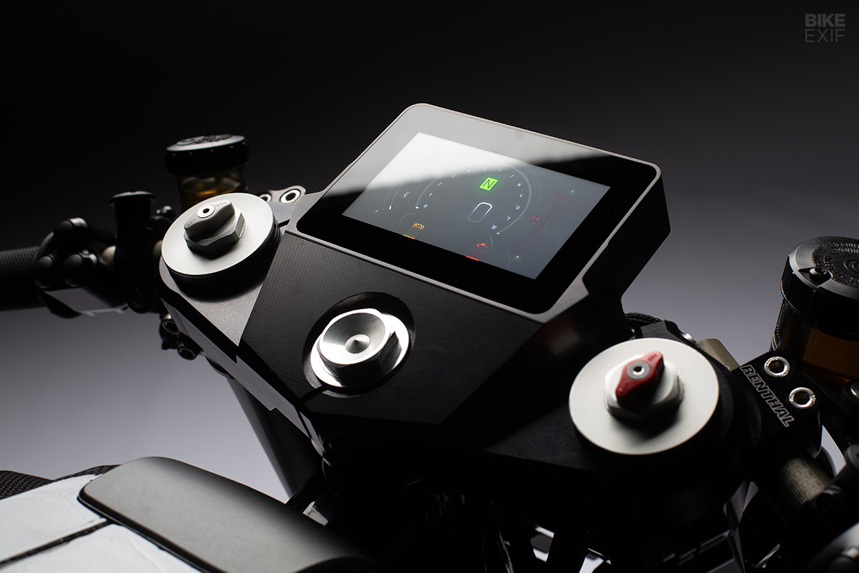 Bad Winner替Charles Leclerc重新設計了車輛的儀表與操作介面,整體看來更為簡潔