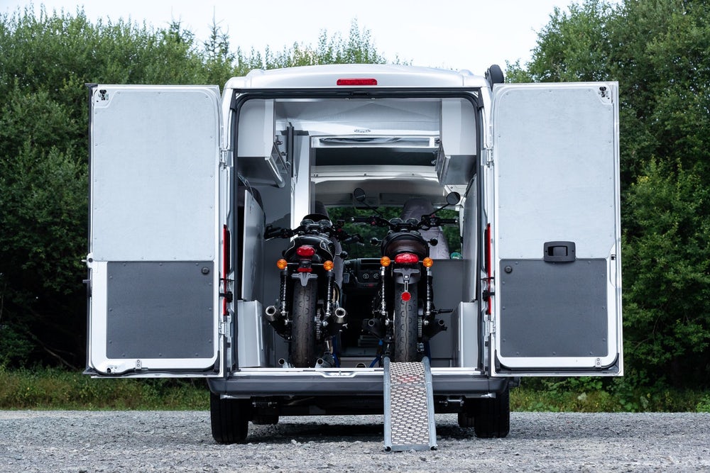 能放下機車不稀奇，但是還安裝有專用的牽引系統就讓人非常驚艷了！