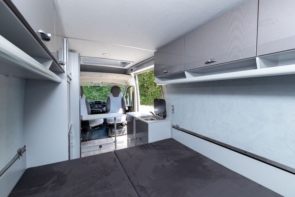 把車輛移出之後，原本的空間馬上就能變出一張雙人床，加上車頂的床位能睡四個人，有著相當不錯的露營空間