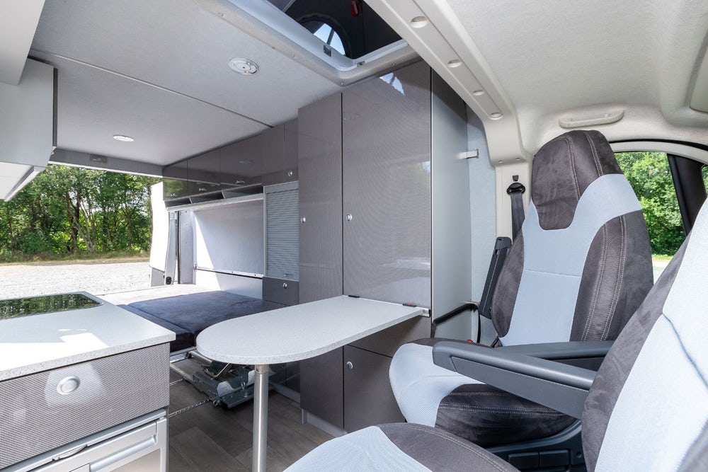 即使後方犧牲了不小空間放車，在中段部分依舊保留了非常不錯的露營機能