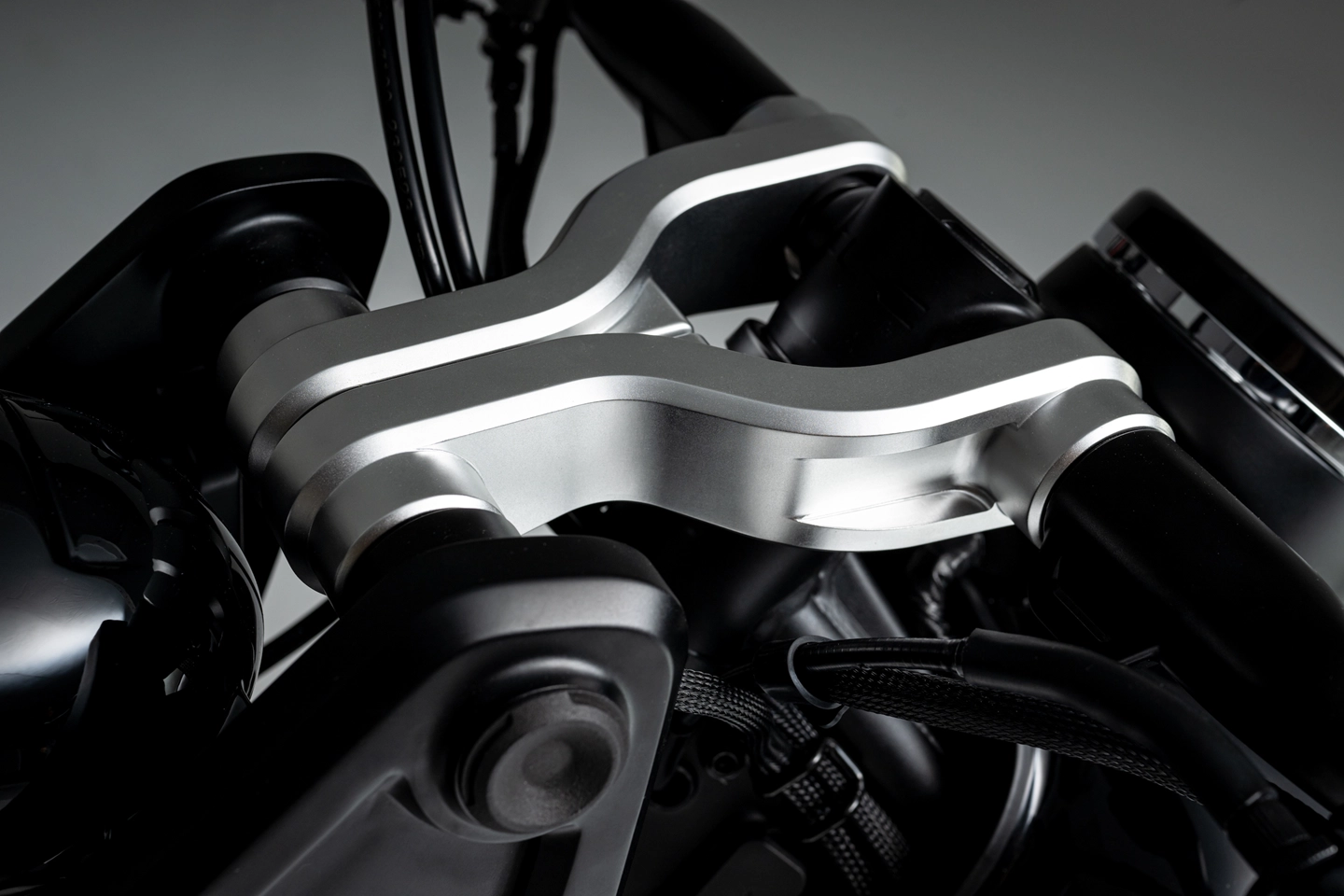 為了將前避震器改為橫置設計,CFMOTO特別打造的多連桿機構